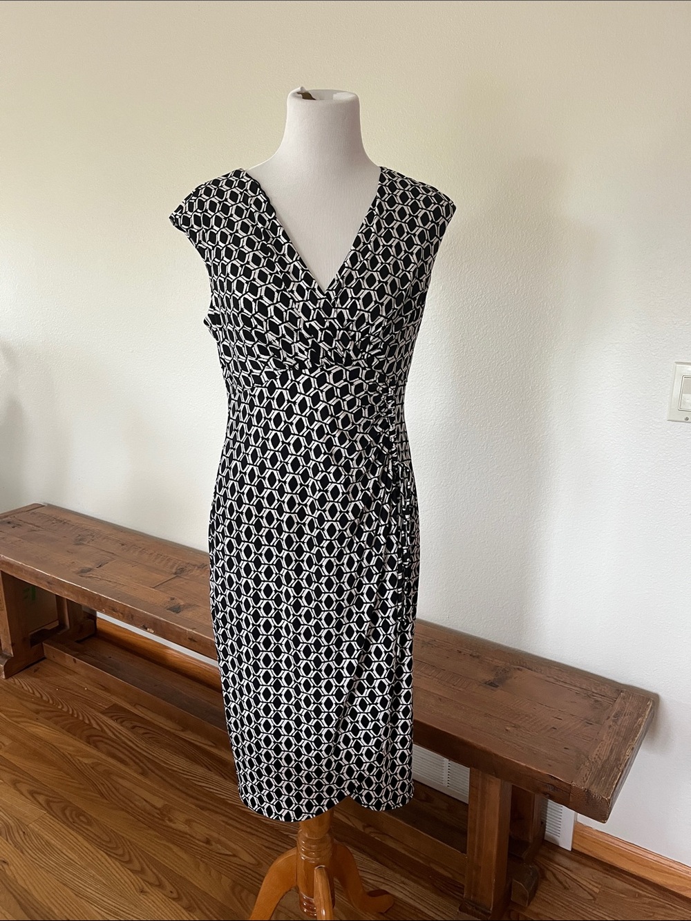 London Style Black & White Geometric Wrap Dress size 12 like new